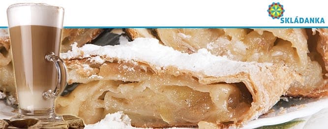Caffe latte a domácí štrůdl s kopečkem šlehačky