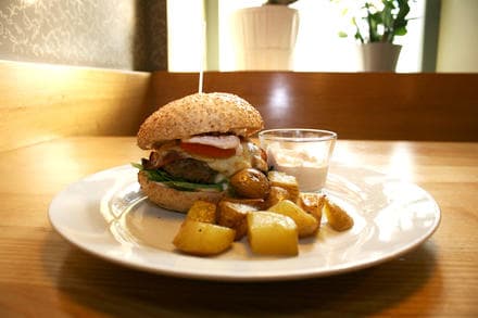 2× Royal burger a 2 saláty v Jiné krajině