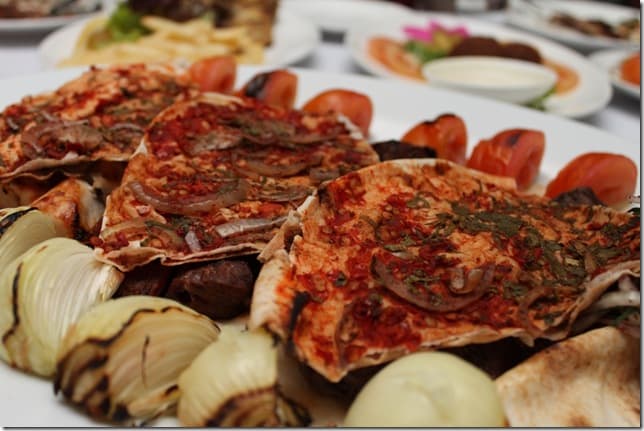 Středomořské rybí nebo masové speciality na grilu