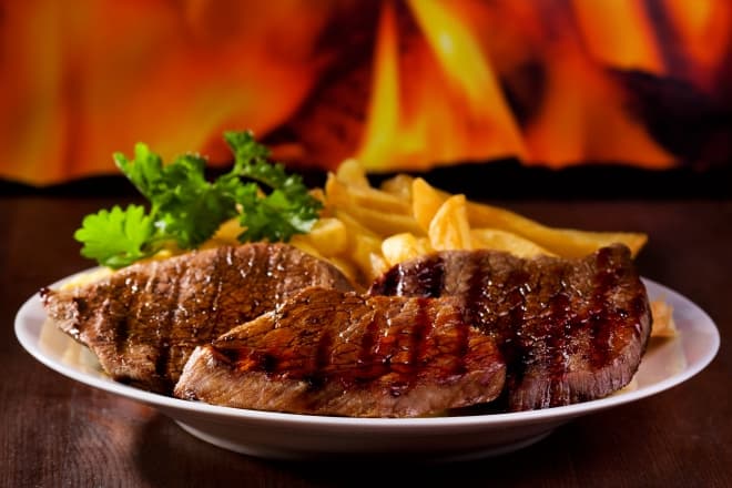 2x 200g steak z hovězí plece a pečené brambory