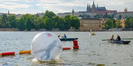 WATER ZORBING! Projděte se po Vltavě