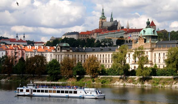  Plavba lodí po Vltavě i s živou hudbou a rautem