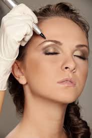 Permanentní make-up očních linek nebo obočí