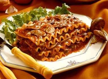 Dvě porce lasagní a čokoládový dezert po italsku