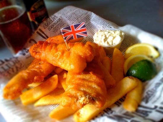 Dvě porce tradičních fish & chips v baru Hoppallaa