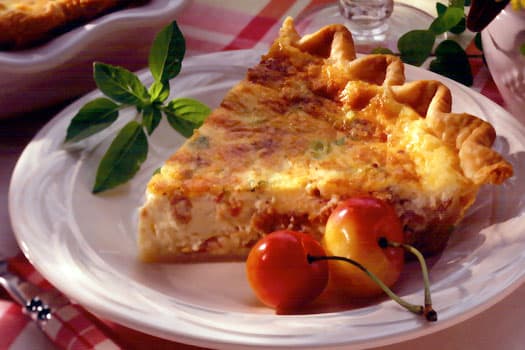 Quiche Lorraine pro dvě osoby a sklenička vína