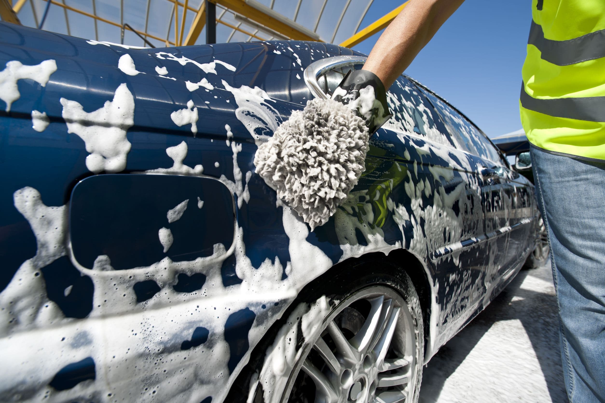 Ruční mytí vozu v myčce Wash Cars