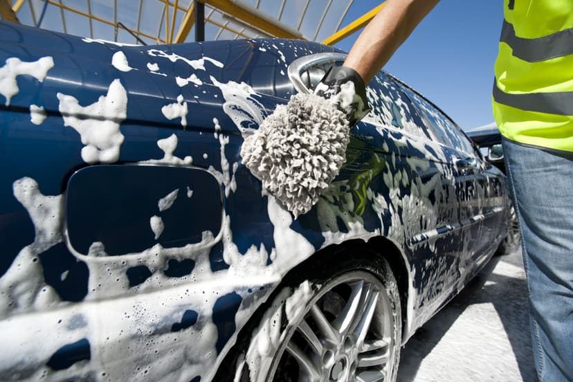 Ruční mytí vozu v myčce Wash Cars