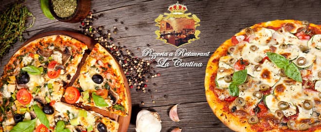 2 pizzy čerstvě vytažené z pravé kamenné pece