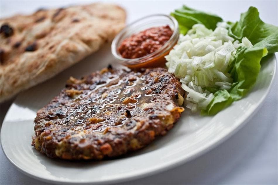 2× gurmánská pljeskavice v balkánské restauraci