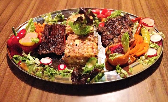 600 gramů steaků s přílohami a domácím dipem v Lbc