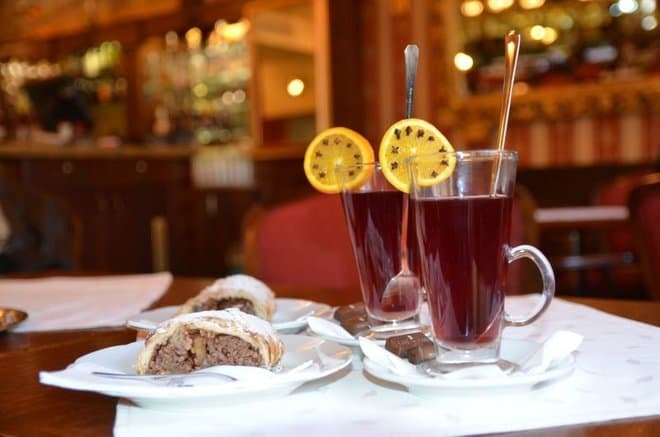 Dva svařáky a dva záviny v Café Mozart
