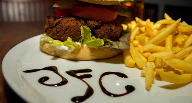  Výborný veganský burgr s přílohou v centru Brna!