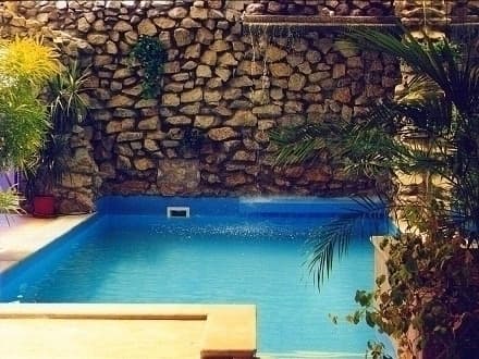 Privátní relaxace v krytém bazénu s vodopádem