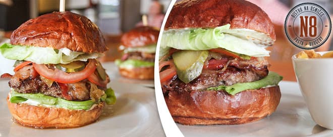  2 burgery s hranolky v Bistru na osmičce 