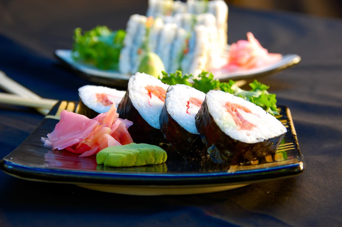 28 lahodných kousků sushi, polévky a zmrzliny