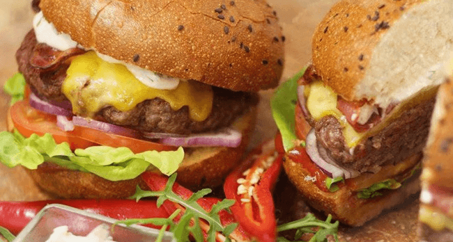 Kilový hovězí burger s hranolky