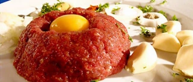300g tatarák z jemně nasekaného hovězího + topinky