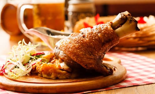 800g grilovaná vepřová kolena pro dva 