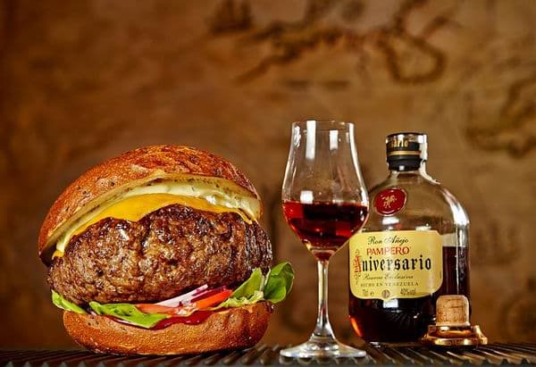 Mega burger s pořádnou hromadou hranolek