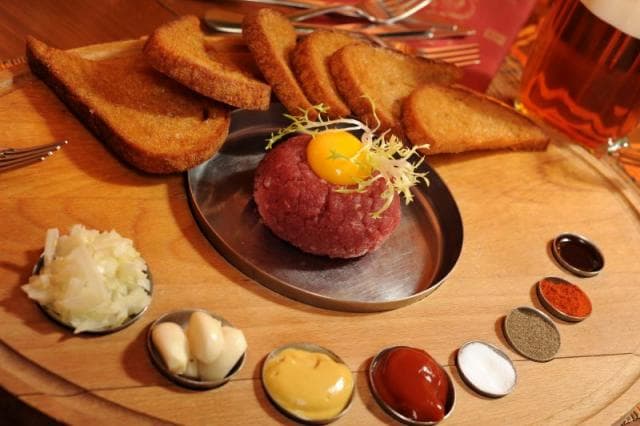 200g tataráku + 200g kuřecích prs + přílohy