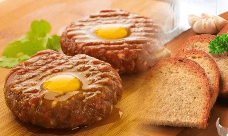 200g TATARSKÉHO BIFTEKU + 4 krajíce TOPINEK