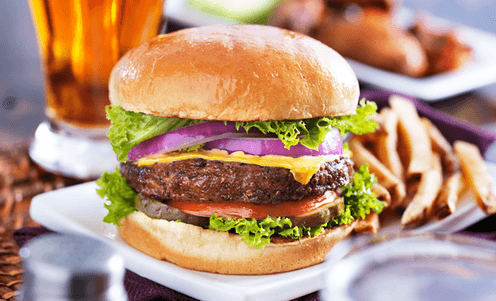 2x šťavnatý burger s hranolky