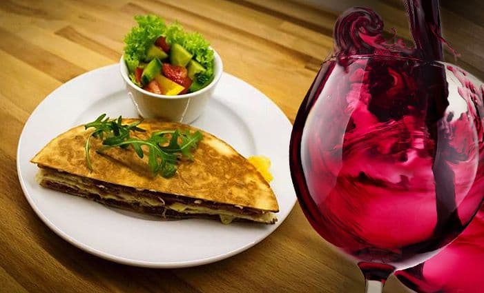  2x sýrová quesadilla a 2 sklenky červeného vína v