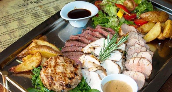 Menu s aperitivem,600g mix grilem a vínem