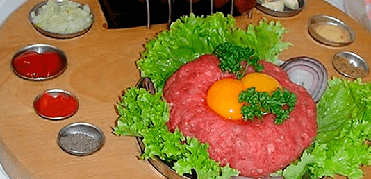 300g tatarák z hovězího masa + 5 topinek 