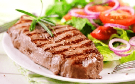 3 druhy STEAKŮ se dvěma OMÁČKAMI