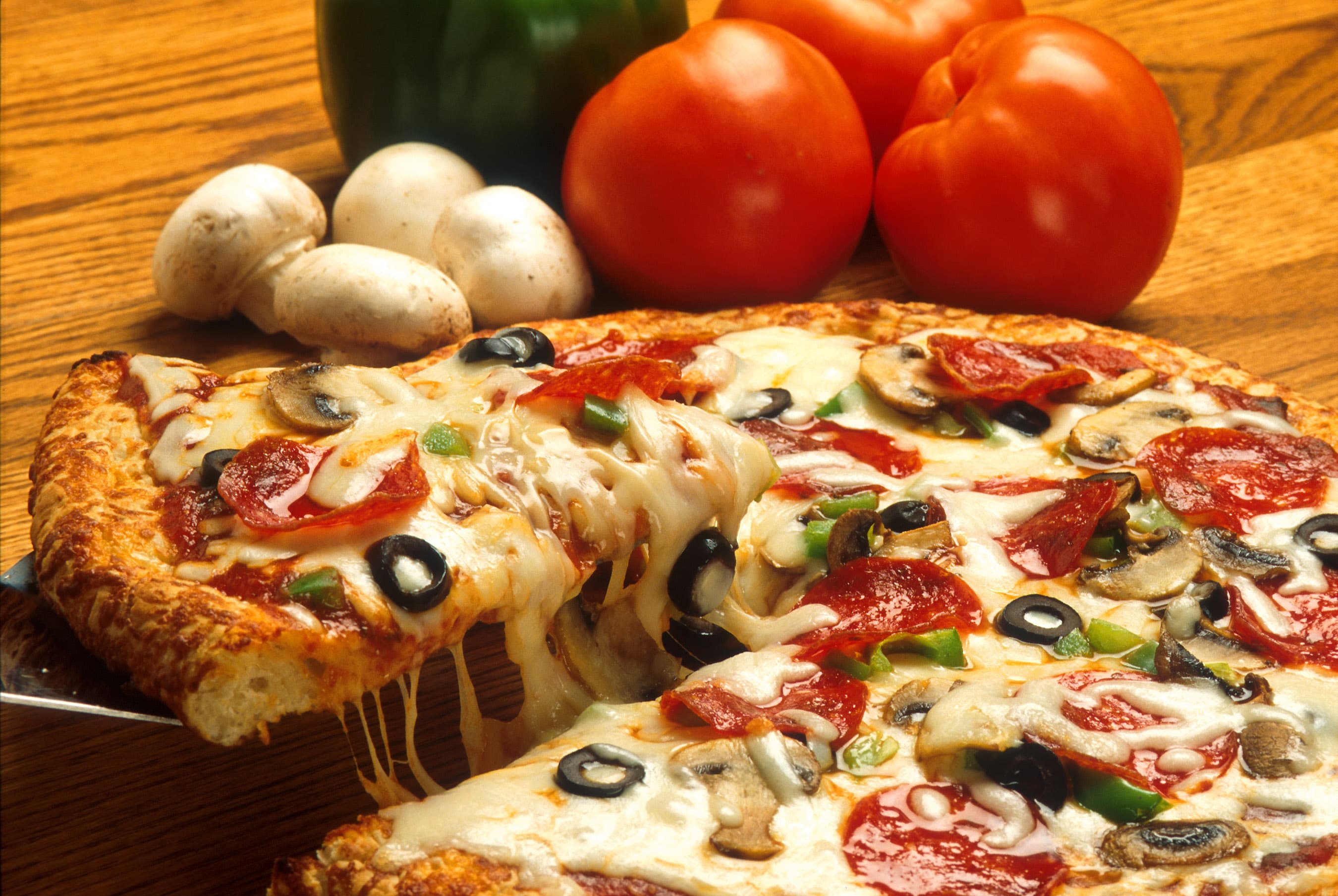 2 pizzy dle vlastního výběru včetně rozvozu