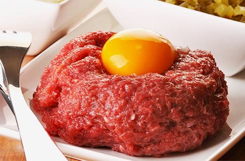 300 g hovězího tataráku s 10 topinkami v Ostravě