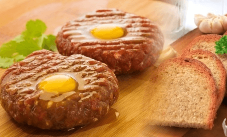200g TATARSKÉHO BIFTEKU + 4 krajíce TOPINEK