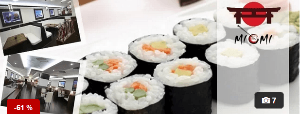 Čerstvé kousky sushi s mořskými řasami a salátem