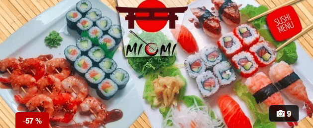 Čerstvé kousky sushi s mořskými řasami a salátem