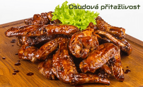 1 kg kuřecích křidélek s pečivem a zeleninou 