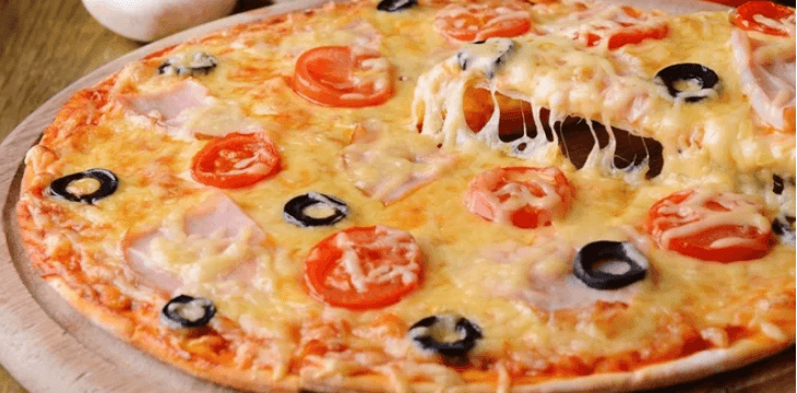 Dvě pizzy velké jako kola od vozu