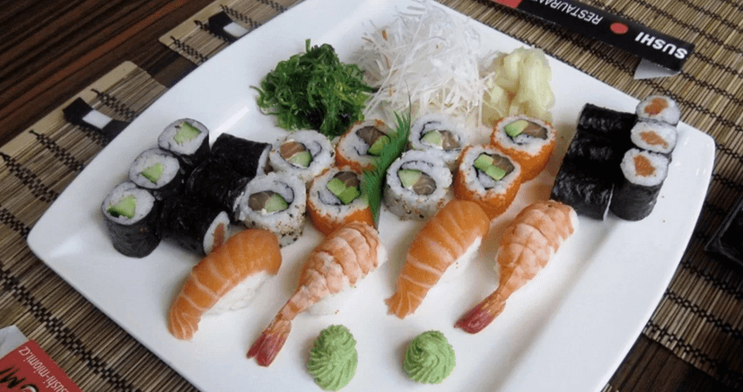 Sushi menu se salátem v Sushi Miomi