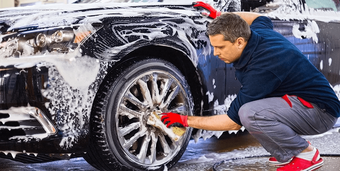 Ruční čištění auta nebo renovace laku od expertů