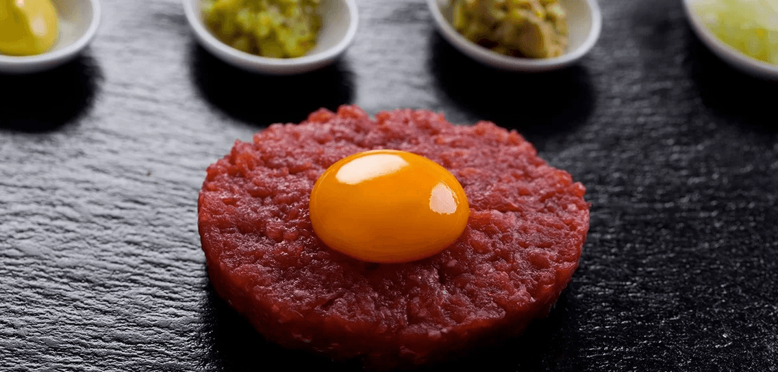 300g hovězí tatarák + neomezený počet topinek