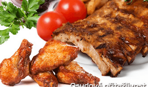 Pekáč plný 2,5 kg masa se zeleninou a pečivem