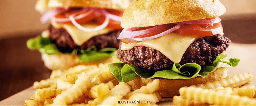 Dva hovězí burgery a hranolky