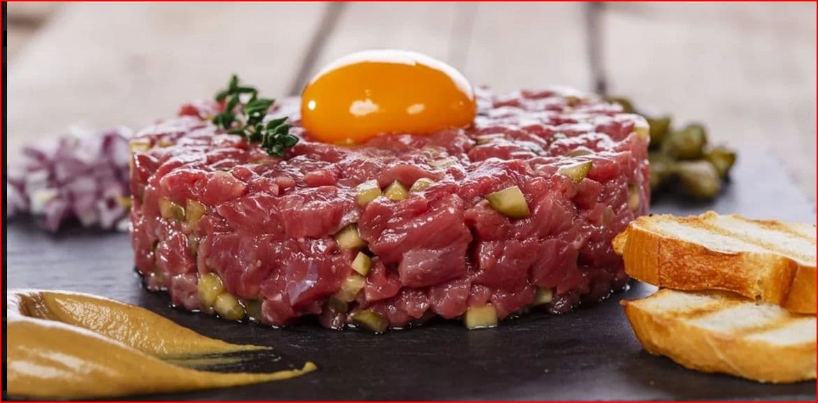 Půlkilový mletý tatarák a topinek, kolik jen sníte