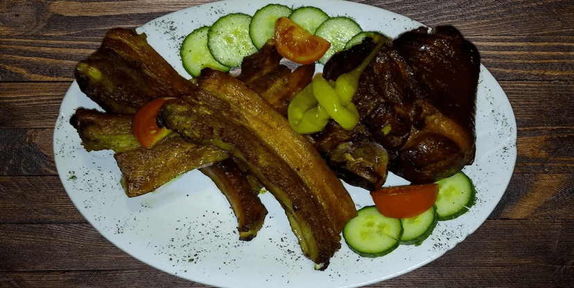 1kg pečeného kolena + 2× 500g vepřových žebírek