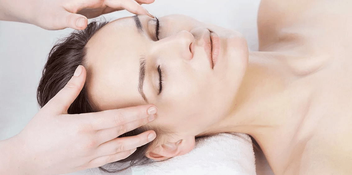 Masáž hlavy s parafínovým zábalem rukou