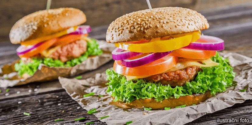 Dva maximálně lahodné burgery nebo cheeseburgery