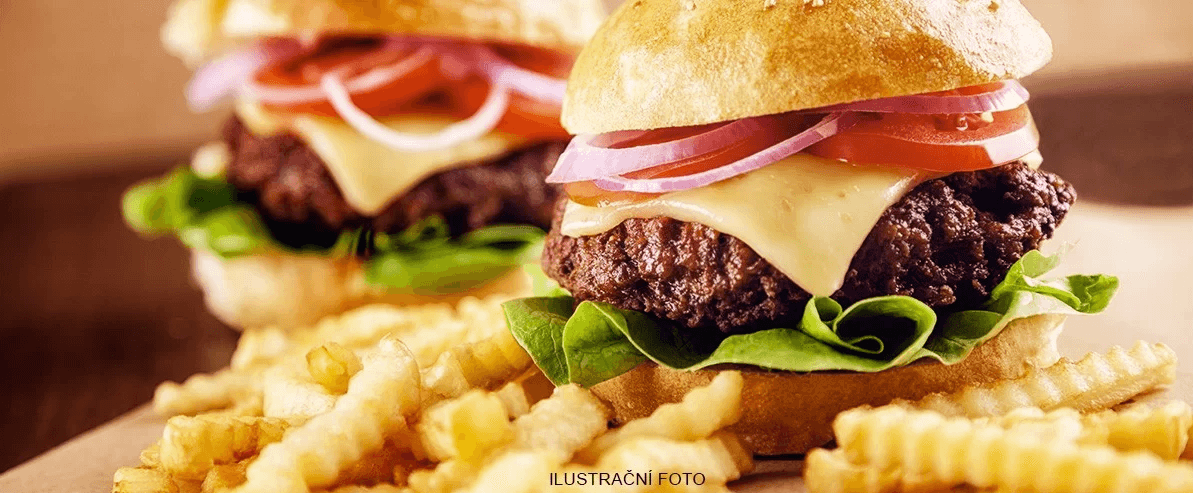 Dva hovězí burgery a hranolky