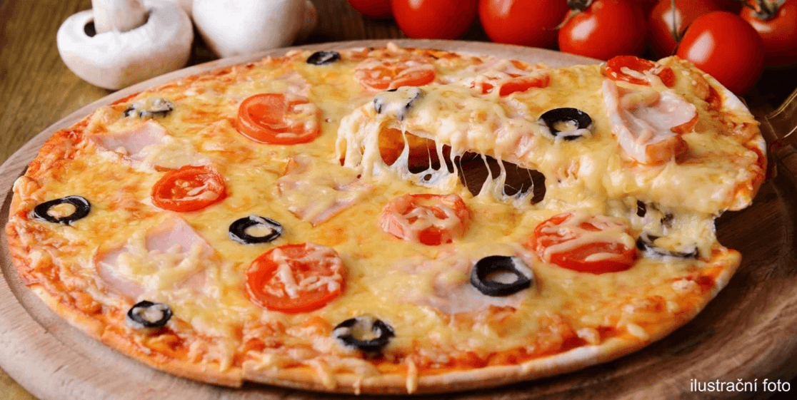Dvě pizzy velké jako kola od vozu