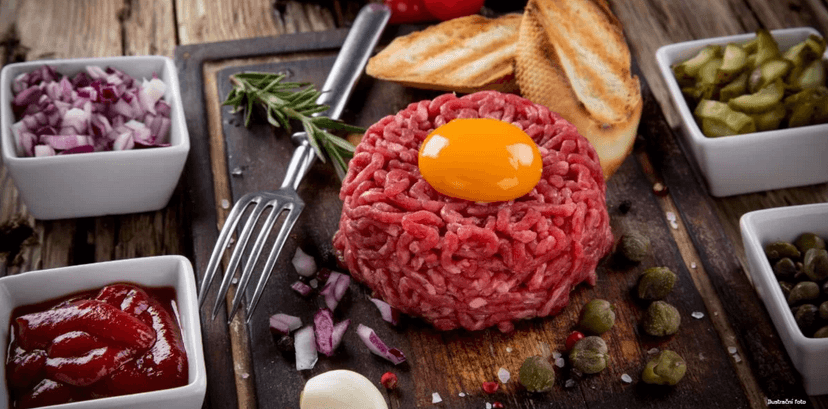 300g tatarák z pravé svíčkové a 10 topinek